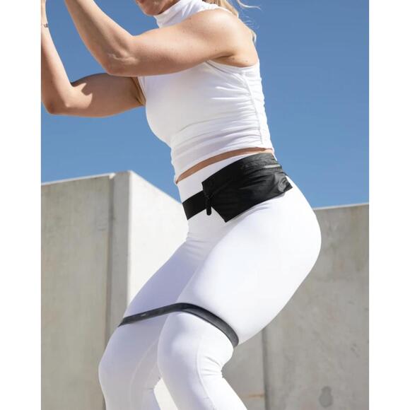 NEW HI LOVE TRAVEL women's puffer crossbody fanny pack in shimmer black - Picture 4 of 5